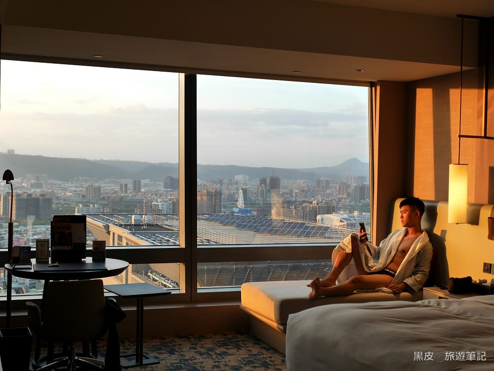 台北 新板希爾頓酒店。台北飯店推薦│北台灣最高無邊際泳池飯店。在房裡俯瞰整個台北的景色