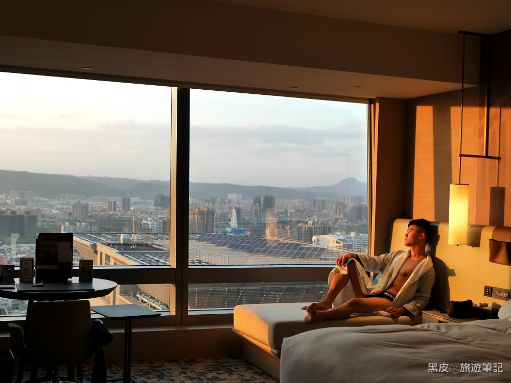 台北 新板希爾頓酒店。台北飯店推薦│北台灣最高無邊際泳池飯店。在房裡俯瞰整個台北的景色