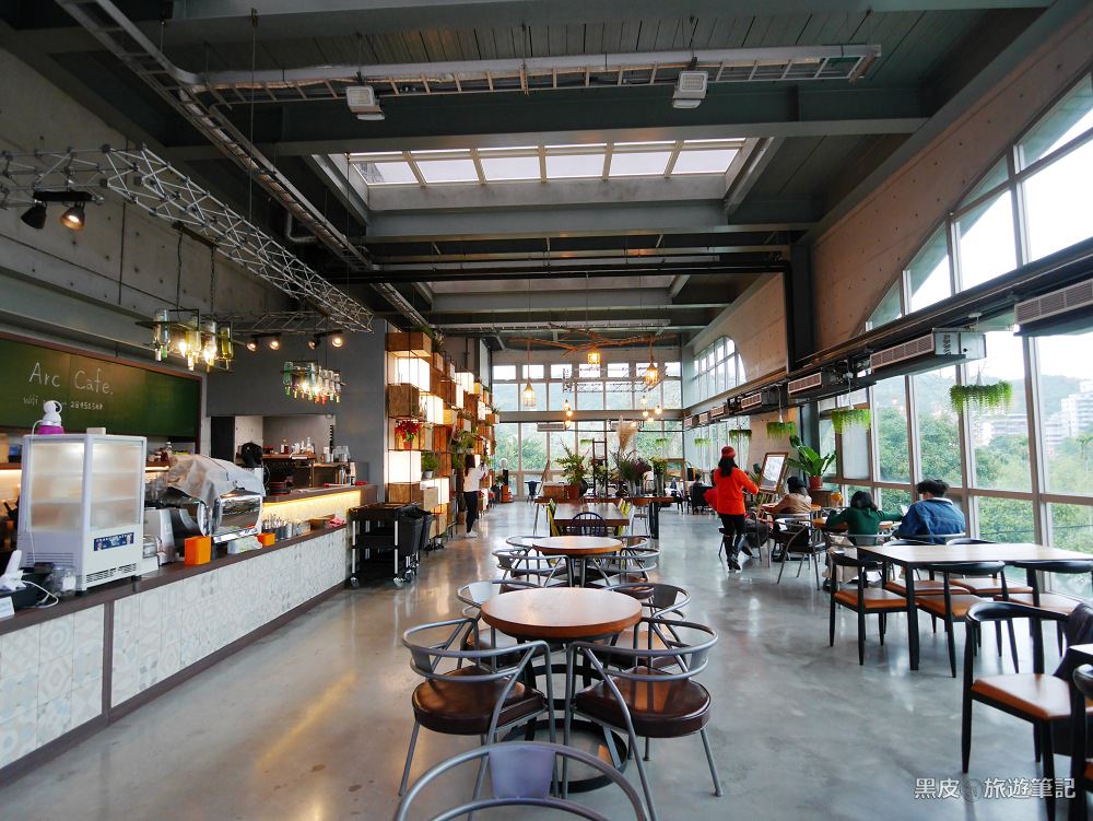 新北美食。Arc Cafe深坑咖啡廳│充滿藝術氣息的玻璃屋，清水模工業風/深坑老街咖啡廳