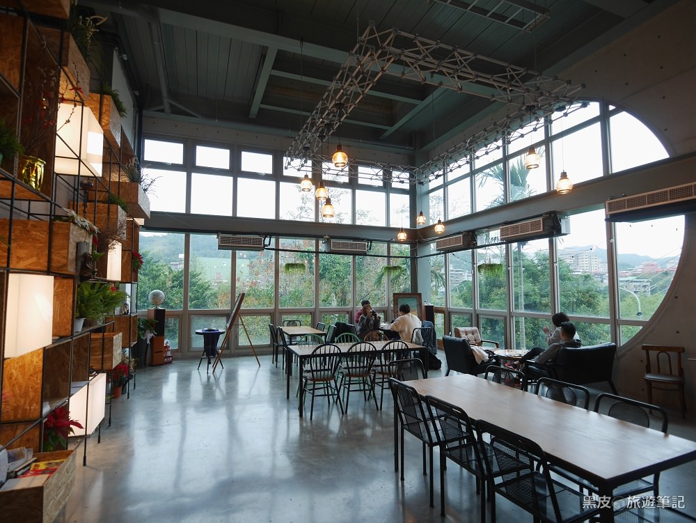 新北美食。Arc Cafe深坑咖啡廳│充滿藝術氣息的玻璃屋，清水模工業風/深坑老街咖啡廳