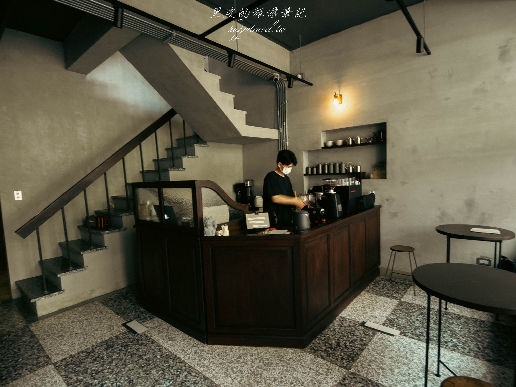 台南景點。salt. 珈琲·菓子咖啡｜當黑與灰相互融合的孤獨風格咖啡廳，台南咖啡廳推薦