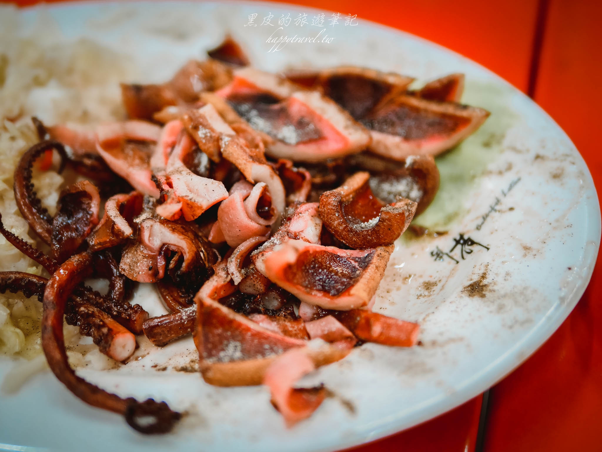 宜蘭美食。廟口紅糟魷魚|在地60年的人氣美食，夭壽貴，但是卻很好吃，一定要吃一次的紅糟炸魷魚