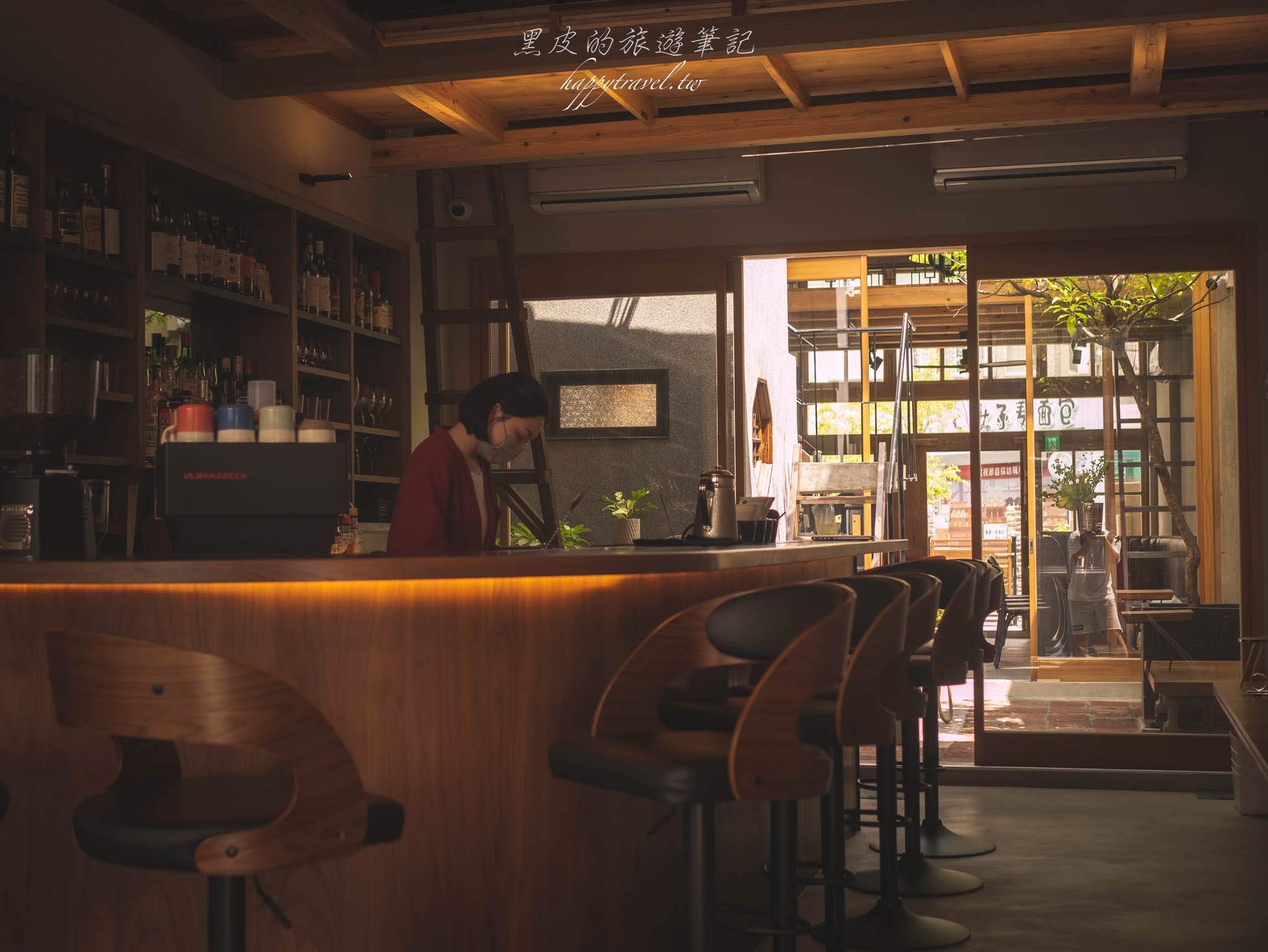 台南美食。SWALLOW TAINAN 嚥·台南｜在天井下享用充滿魅力的咖啡跟調酒，早起也很適合來喝一杯，台南酒吧推薦