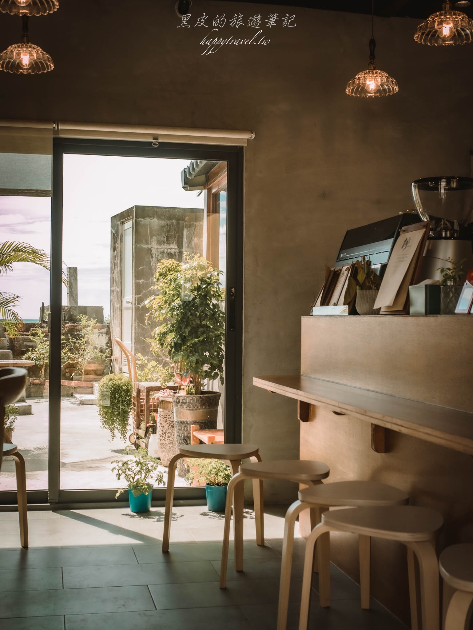 屏東景點。珈琲朗 Coffee Lounge｜隱藏在河堤旁的秘境咖啡廳，在室內可以直接眺望蔚藍的海洋