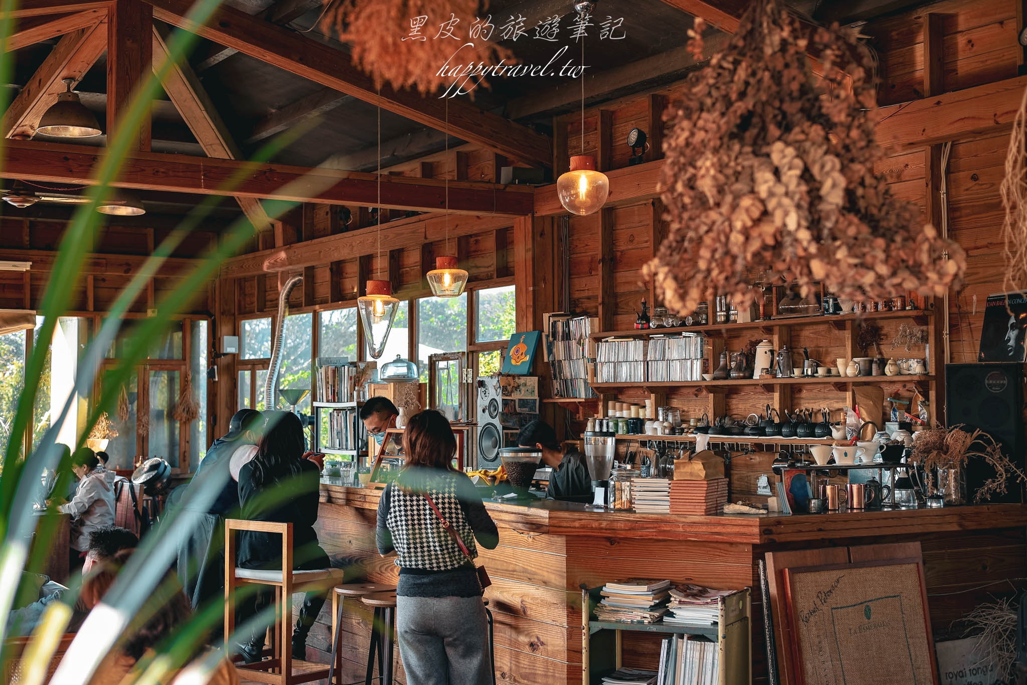 新北美食。淡水咖啡廳『石牆仔內咖啡館』｜山林中的古建築咖啡廳，慵懶的調性給了旅人最愜意的旅行，淡水景點/新北景點