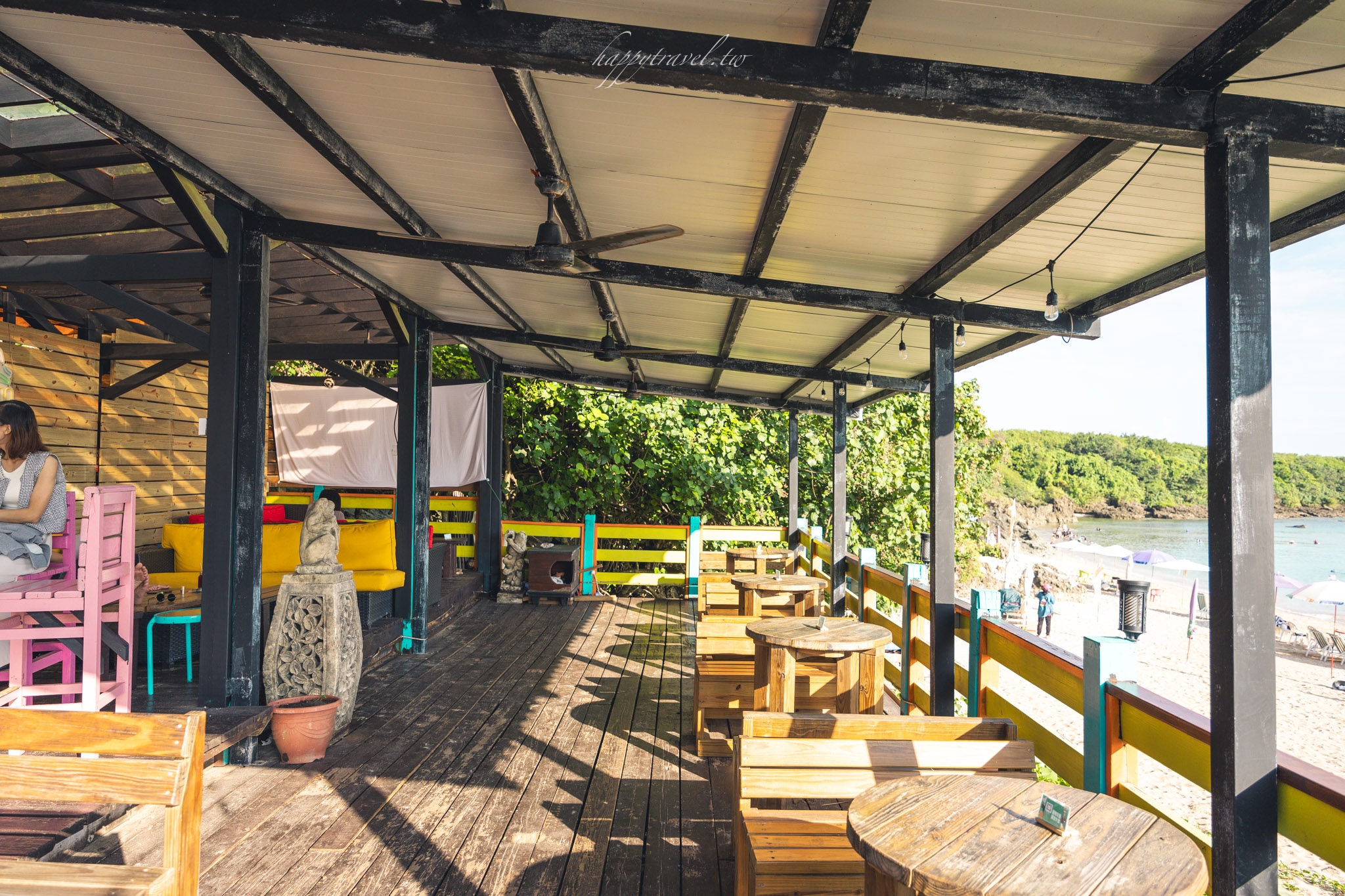 墾丁酒吧推薦。在這裡享受著漫步沙灘上的夕陽美景，打造南國最愜意的絕美沙灘酒吧