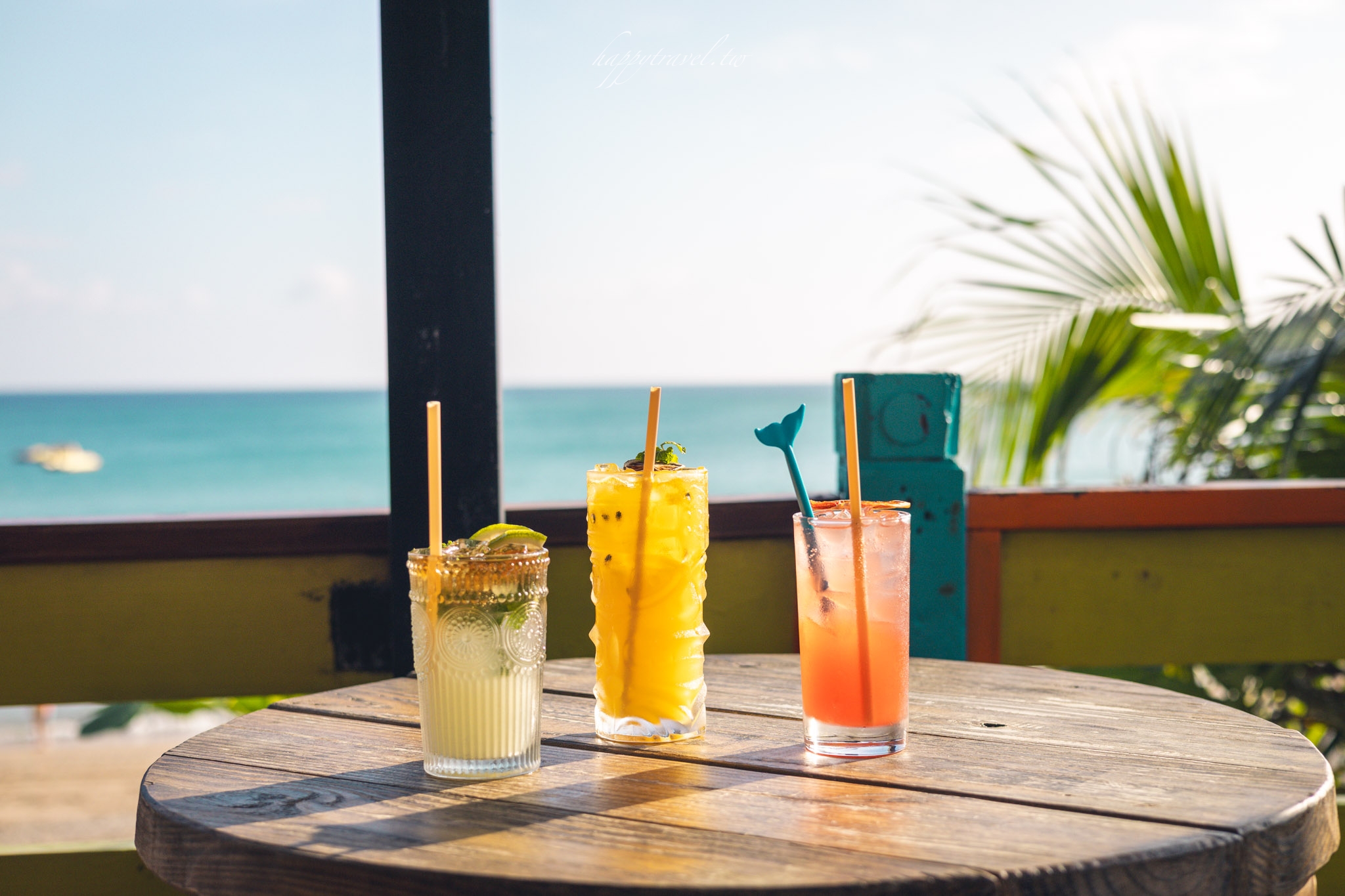 墾丁酒吧推薦。在這裡享受著漫步沙灘上的夕陽美景，打造南國最愜意的絕美沙灘酒吧