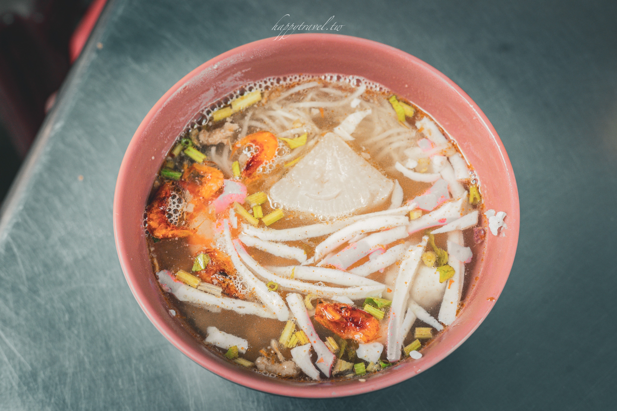 屏東東港美食。神農宮阿珠飯湯｜東港必吃的在地傳統美食『飯湯』，整個碗公裡都是滿滿的鮪魚與配料，吃了就愛上