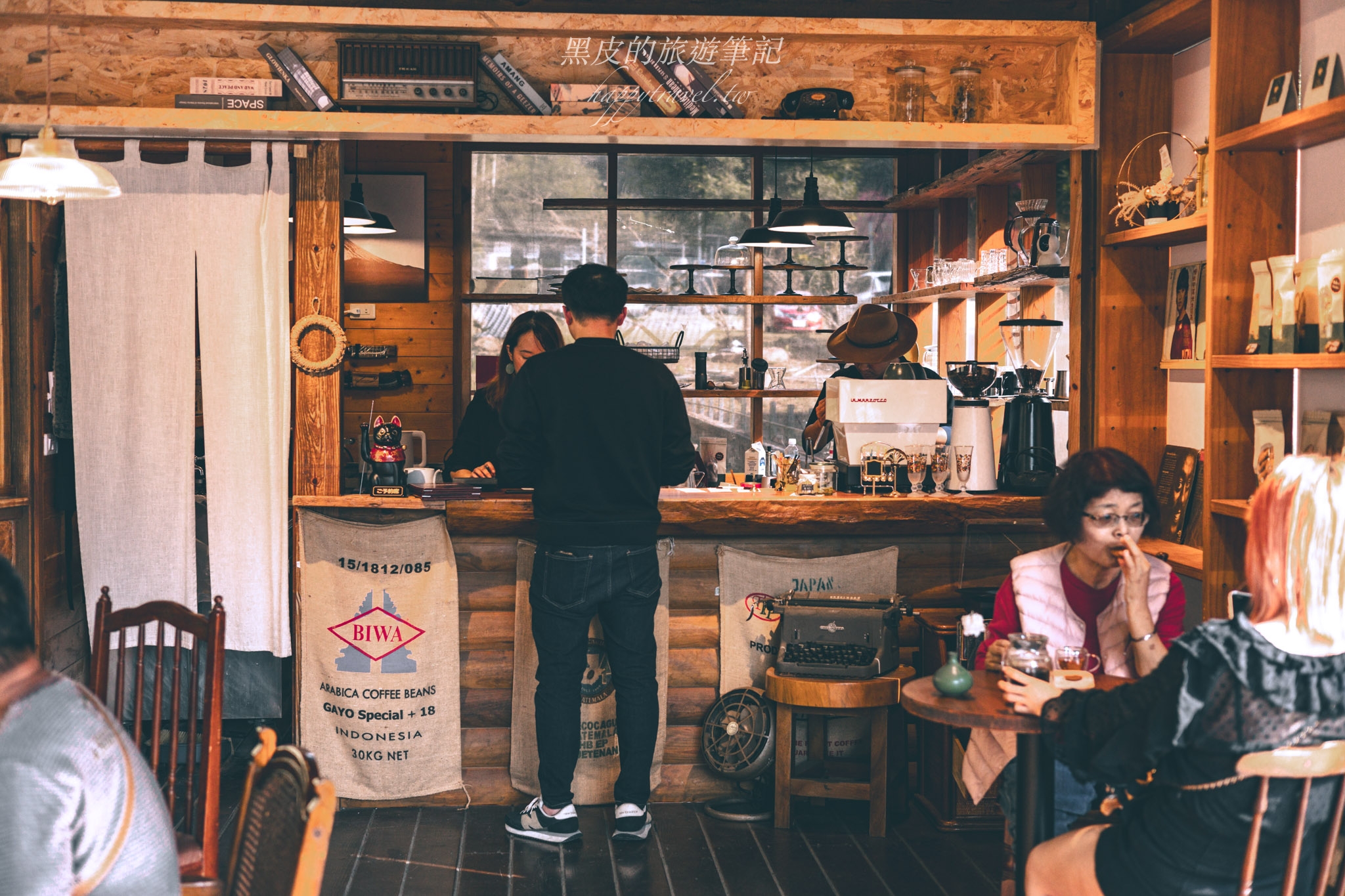 日月潭咖啡廳。金井珈琲Kanei coffee｜與山林共處的森林系日式昭和咖啡廳，被落羽松與櫻花圍繞的視覺真的太夢幻了