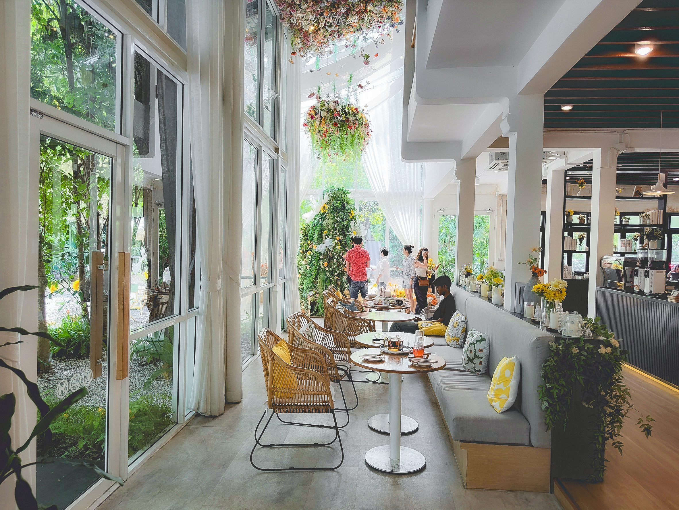 泰國曼谷咖啡廳。Ryoku Cafe｜被植物圍繞的綠洲系咖啡廳，走進玻璃屋中被滿滿的叢林包圍的幸褔感，曼谷景點推薦 @黑皮的旅遊筆記