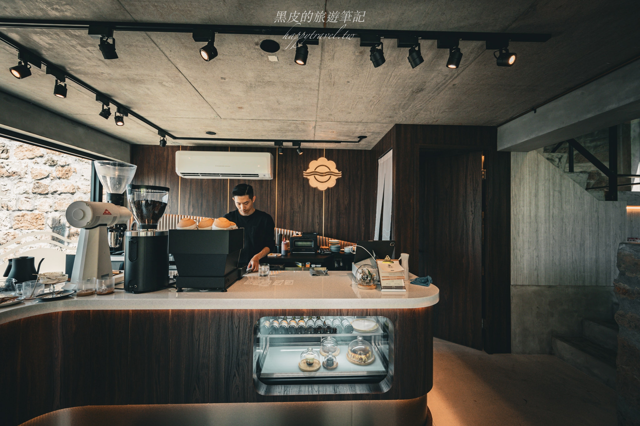 九份咖啡廳。暇咖啡Hima Cafe｜全新開幕一覽山海風光的景觀咖啡廳，濃厚的北歐工業風，每一個空間都是質感，九份寵物友善咖啡廳