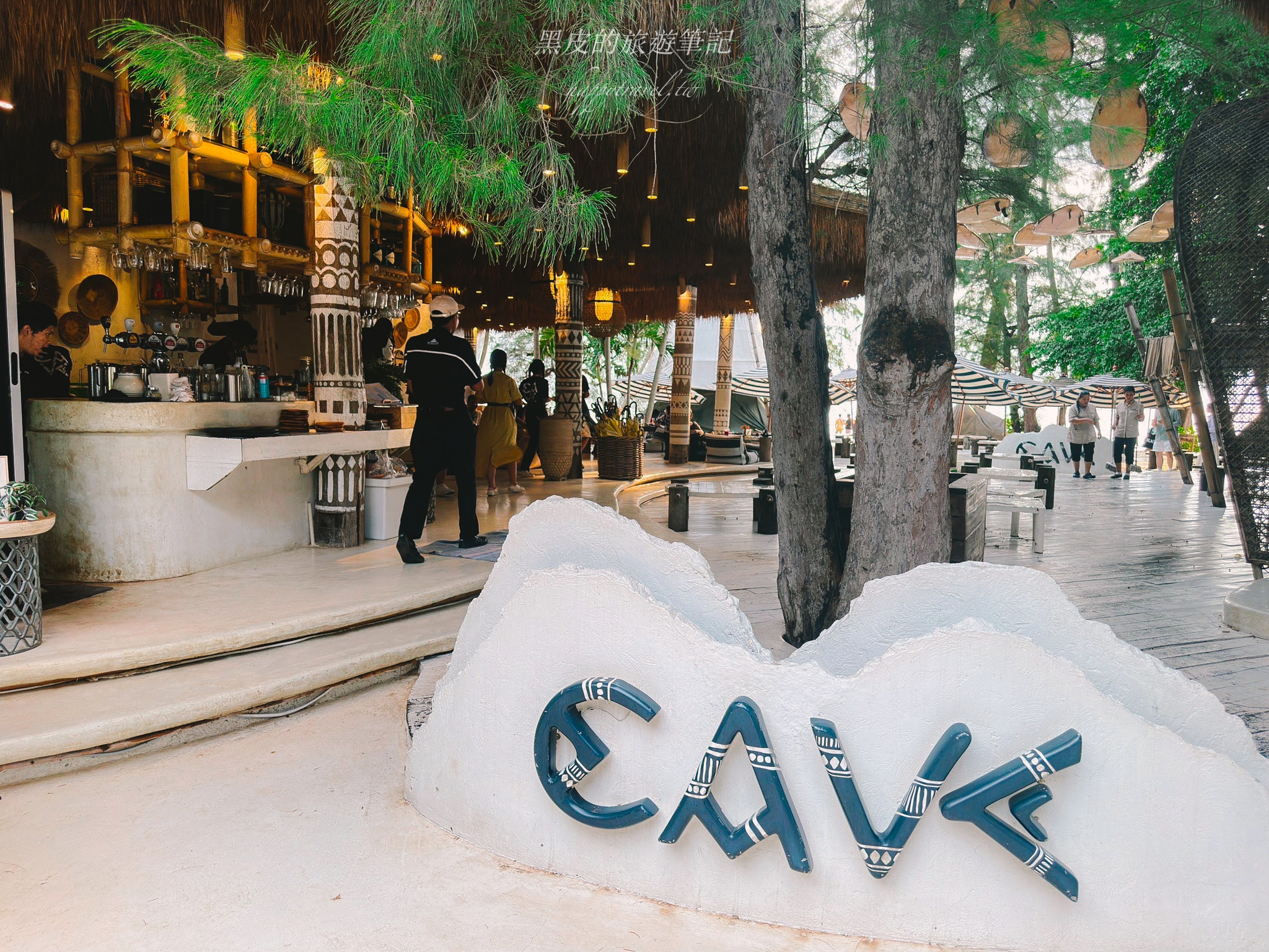 泰國芭達雅景點。Cave Beach Club｜融合洞穴與大海元素的大自然景觀咖啡廳，濃濃的度假氣息，晚上又很浪漫，芭達雅咖啡廳推薦