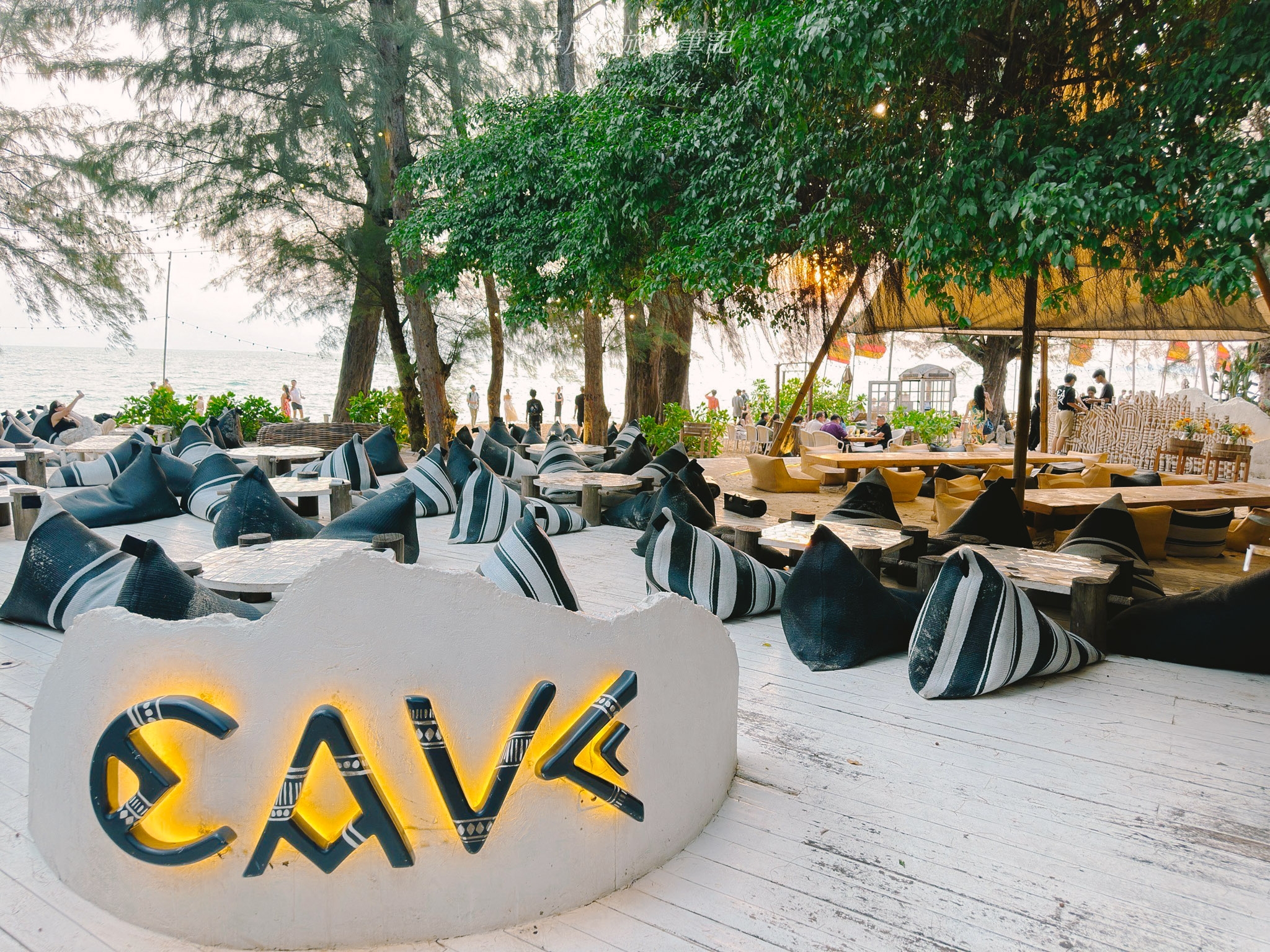 泰國芭達雅景點。Cave Beach Club｜融合洞穴與大海元素的大自然景觀咖啡廳，濃濃的度假氣息，晚上又很浪漫，芭達雅咖啡廳推薦