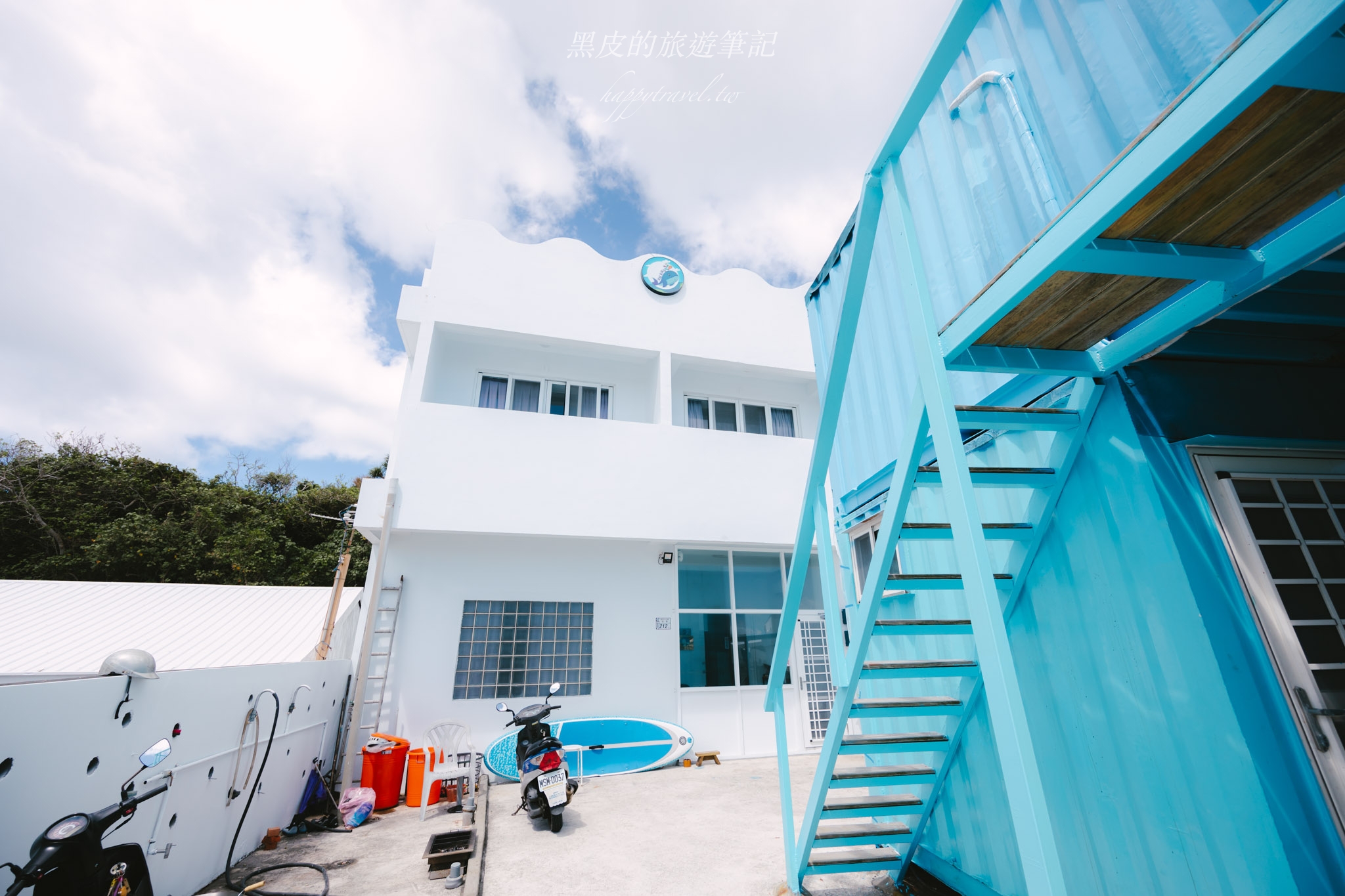 綠島大鯨魚民宿【綠島民宿推薦】綠島三天兩夜套裝，住宿平均一天只需要300元/人，含船票、機車、浮淺與夜訪銀河，CP值超高