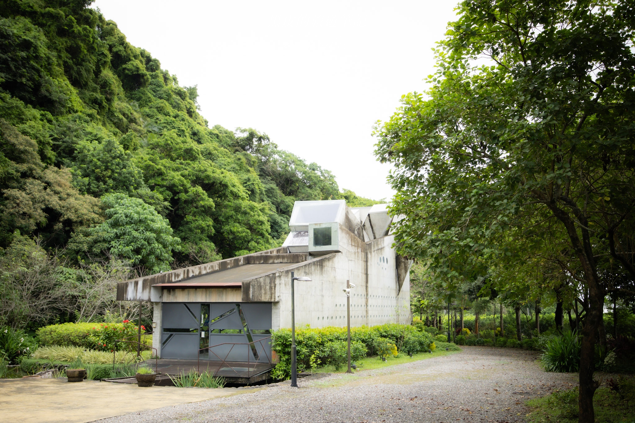 宜蘭礁溪民宿『有朋會館』山巒下的自然民宿，每一棟都宛如藝術品