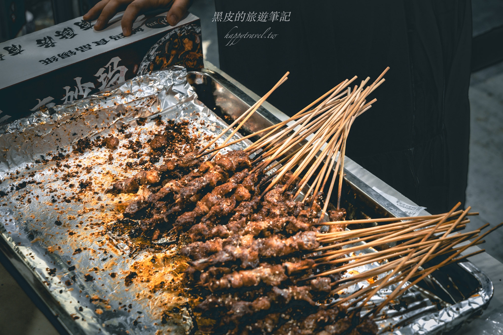 深圳布心美食『巴汗羊肉串燒烤』這間新疆羊肉串越夜人越多，每個人至少都是20串起跳