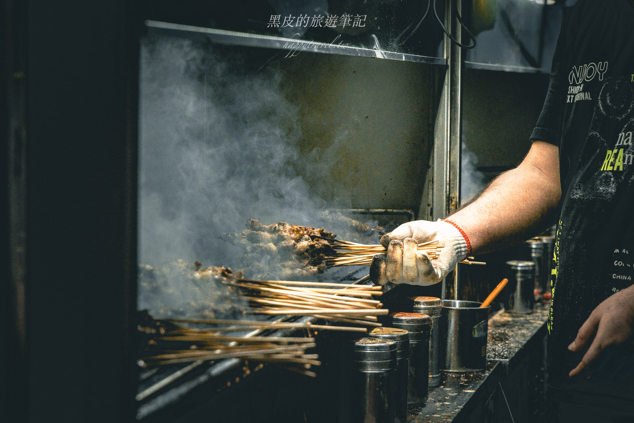 深圳布心美食『巴汗羊肉串燒烤』這間新疆羊肉串越夜人越多，每個人至少都是20串起跳 @黑皮的旅遊筆記