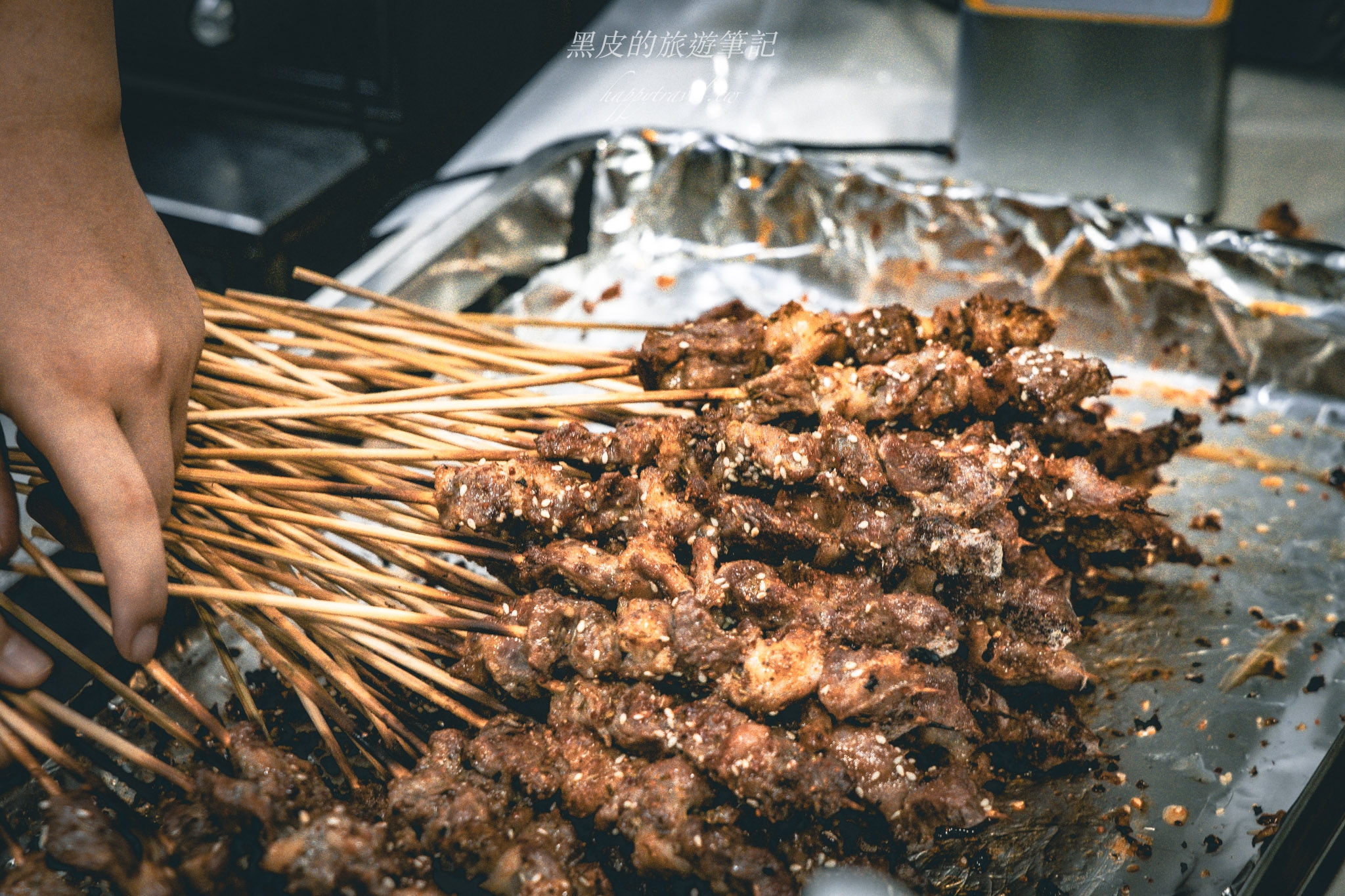 深圳布心美食『巴汗羊肉串燒烤』這間新疆羊肉串越夜人越多，每個人至少都是20串起跳