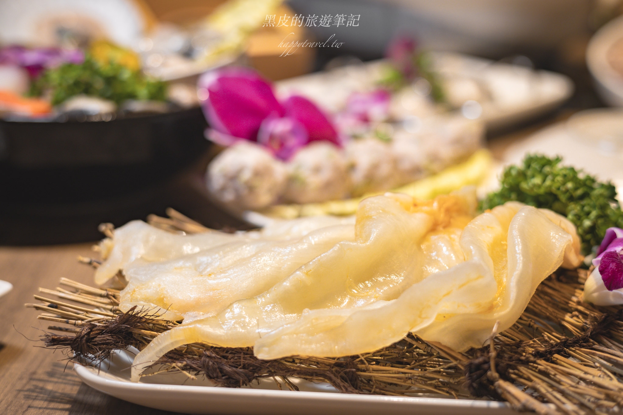 台北鍋物『星曜雞湯』號稱“雞湯屆的LV”，超過十種高級食材一起熬煮，充滿膠質的濃醇雞湯