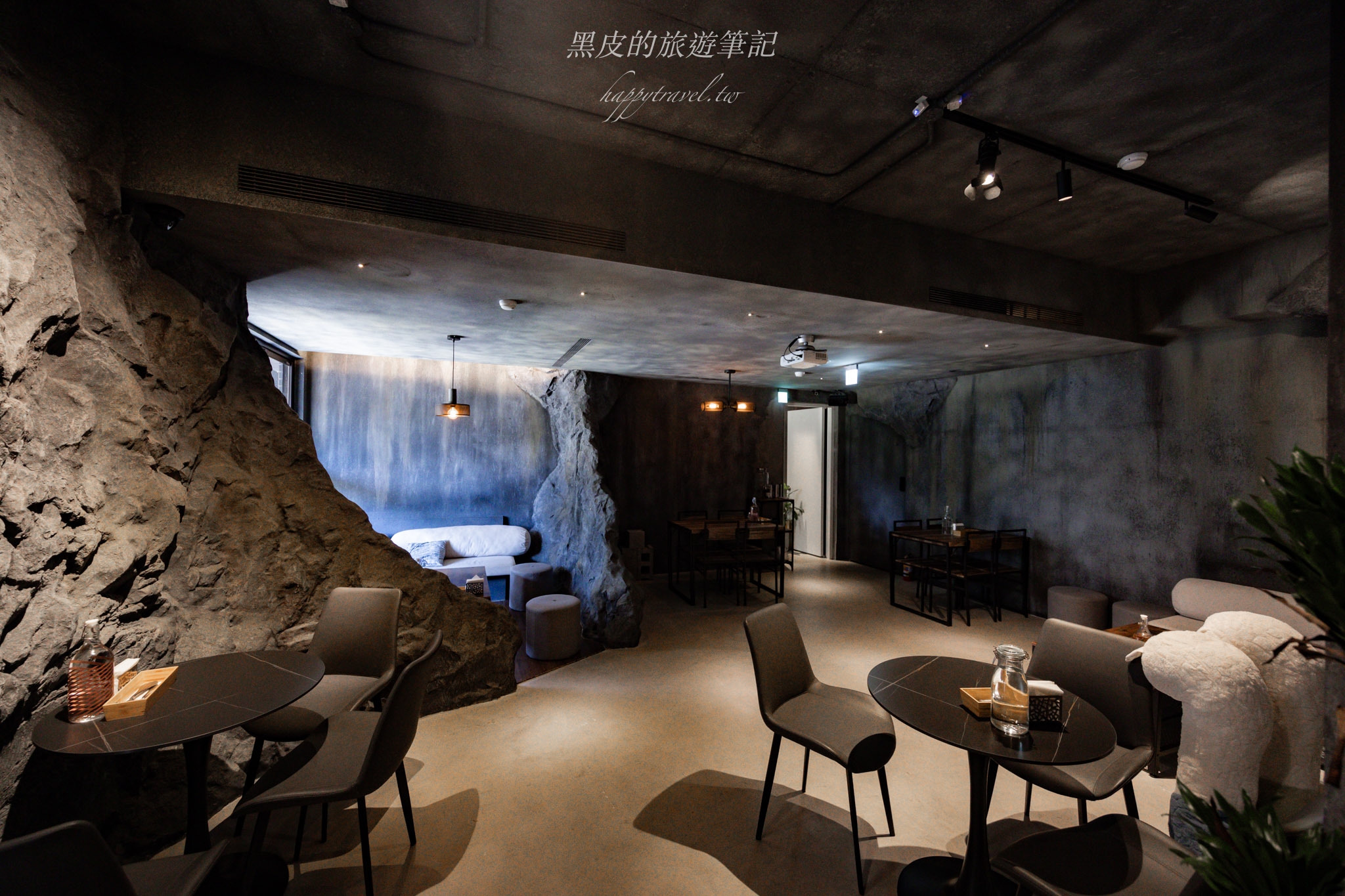 桃園餐廳【Solera咖啡餐酒館】岩洞風格的質感餐酒館，視覺系神秘洞穴