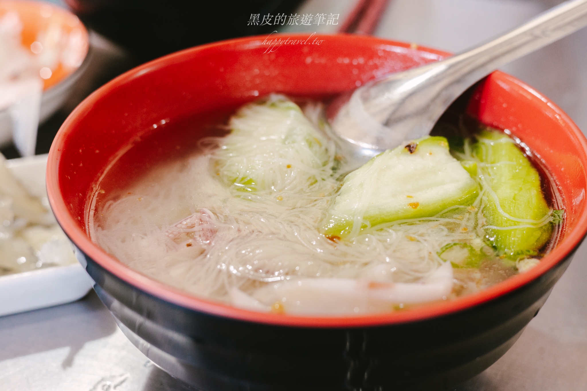 澎湖西嶼美食【小萍的店】極具鮮美的小管角瓜麵線，難怪排隊的人潮沒有停過