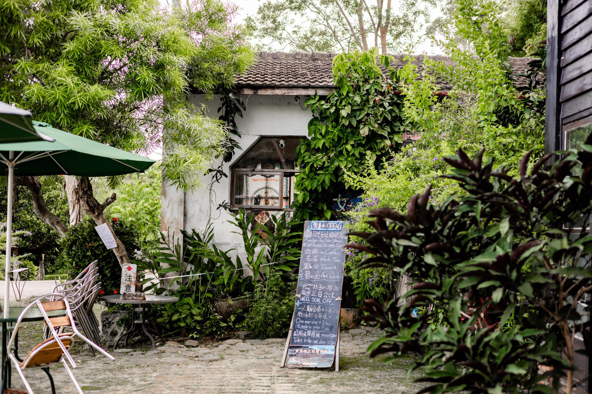 月光小棧（女妖在說畫藝廊暨咖啡屋）｜在山海之間，遇見一處寧靜的“月光小棧”