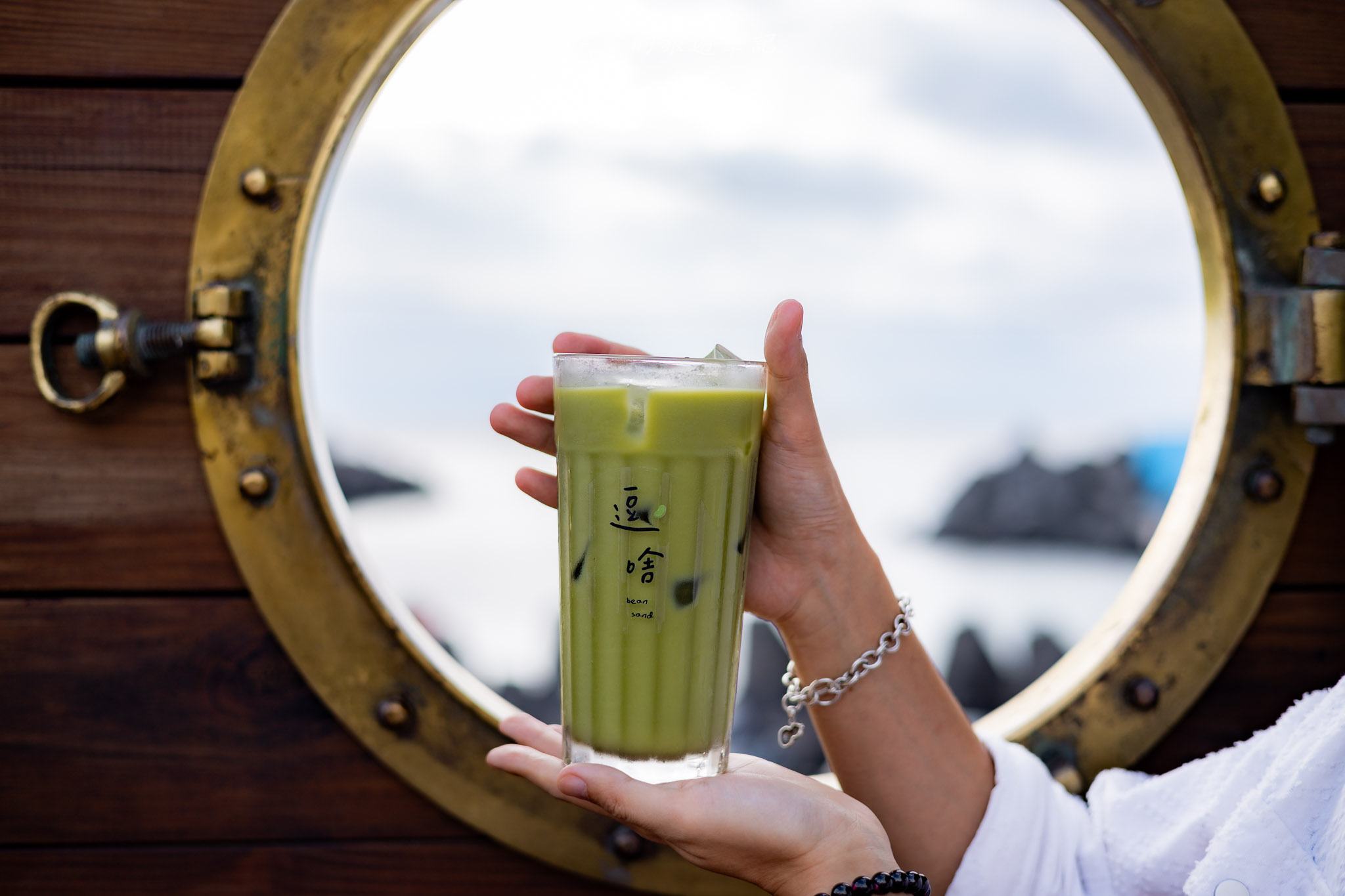 逗啥|只要$100就可以享用到這個美的無敵夕陽海景。恆春咖啡廳推薦。藏在漁村裡的海景小店 59 逗啥