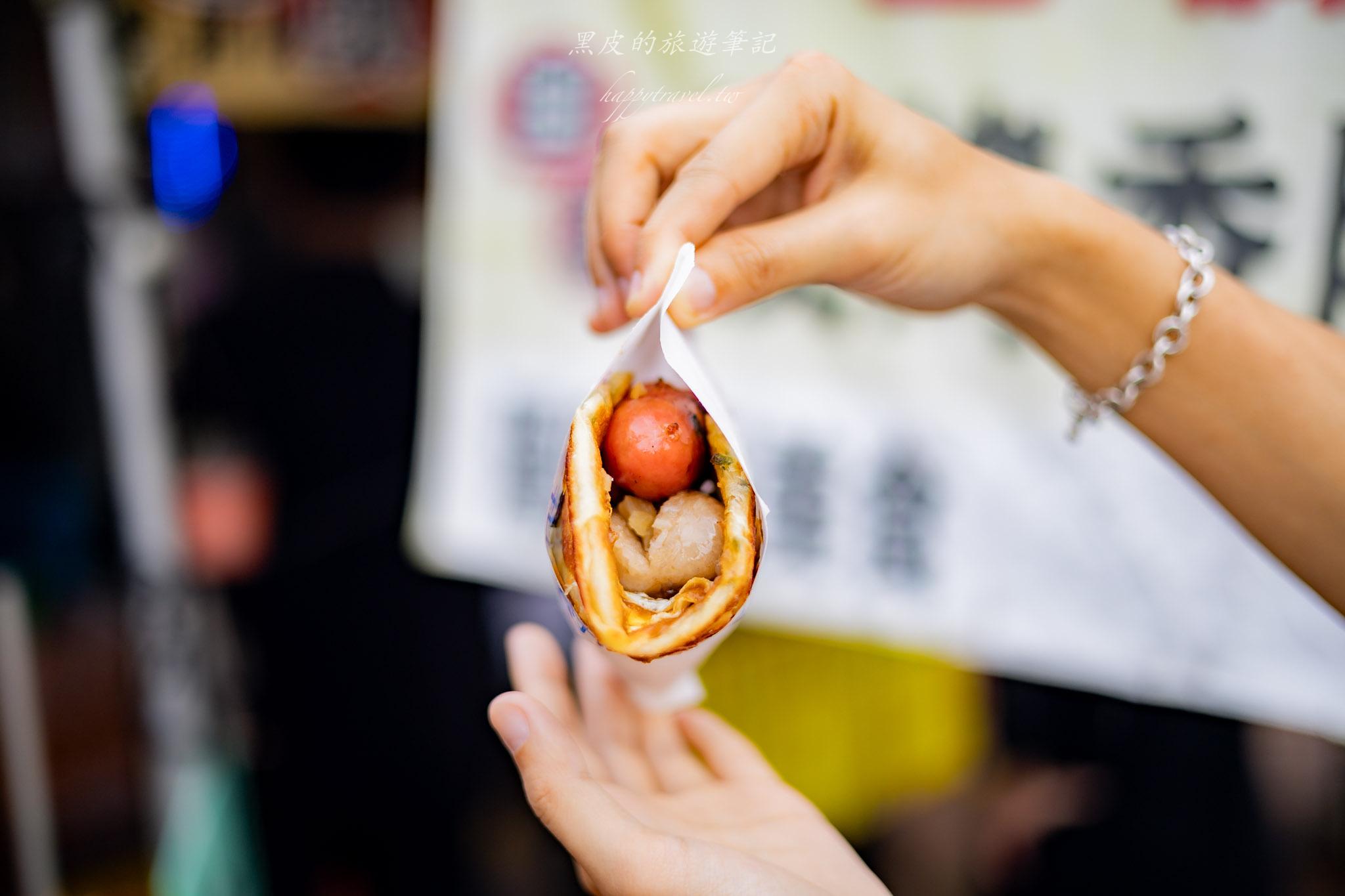 武淵阿月婆婆蔥油餅香腸｜宜蘭冬山老饕最愛的隱藏版美食，花生捲大腸包小腸。冬山美食