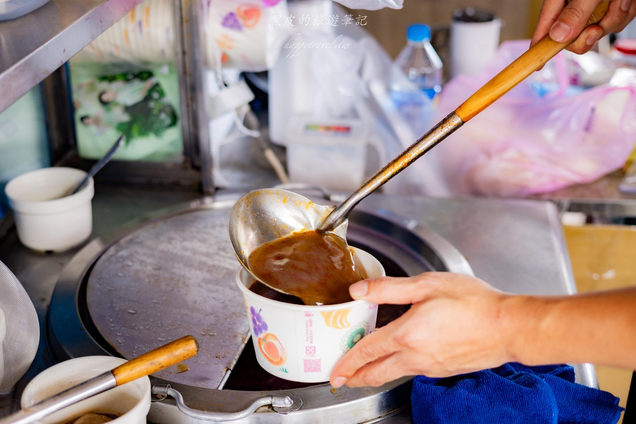 武淵阿月婆婆蔥油餅香腸｜宜蘭冬山老饕最愛的隱藏版美食，花生捲大腸包小腸。冬山美食