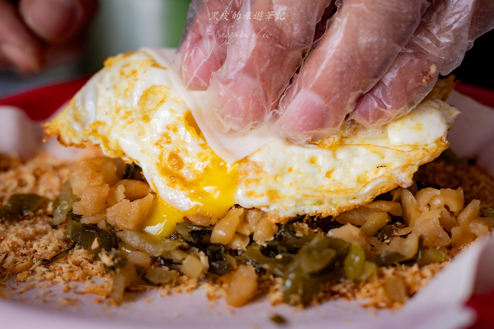 武淵阿月婆婆蔥油餅香腸｜宜蘭冬山老饕最愛的隱藏版美食，花生捲大腸包小腸。冬山美食