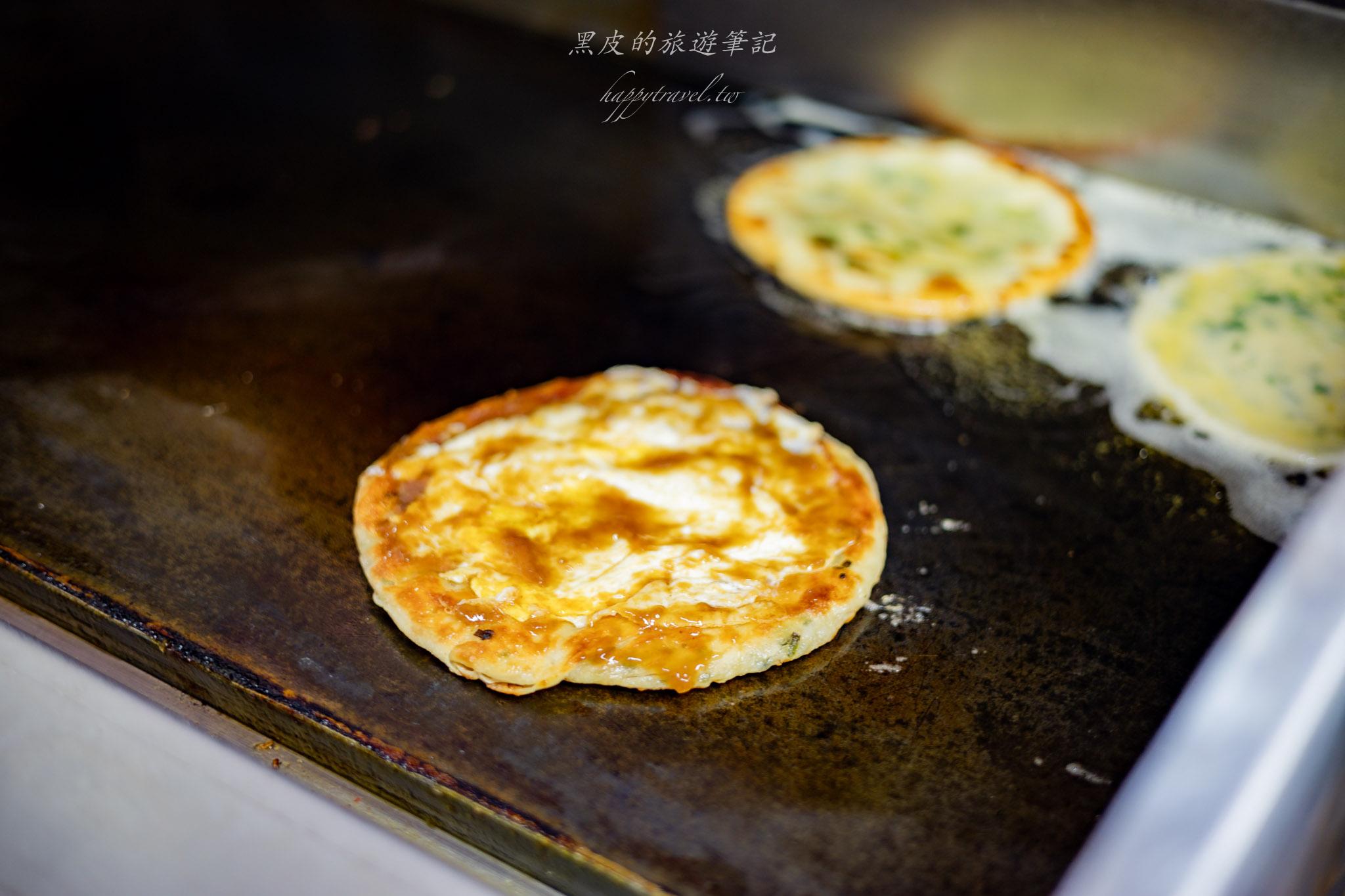 武淵阿月婆婆蔥油餅香腸｜宜蘭冬山老饕最愛的隱藏版美食，花生捲大腸包小腸。冬山美食