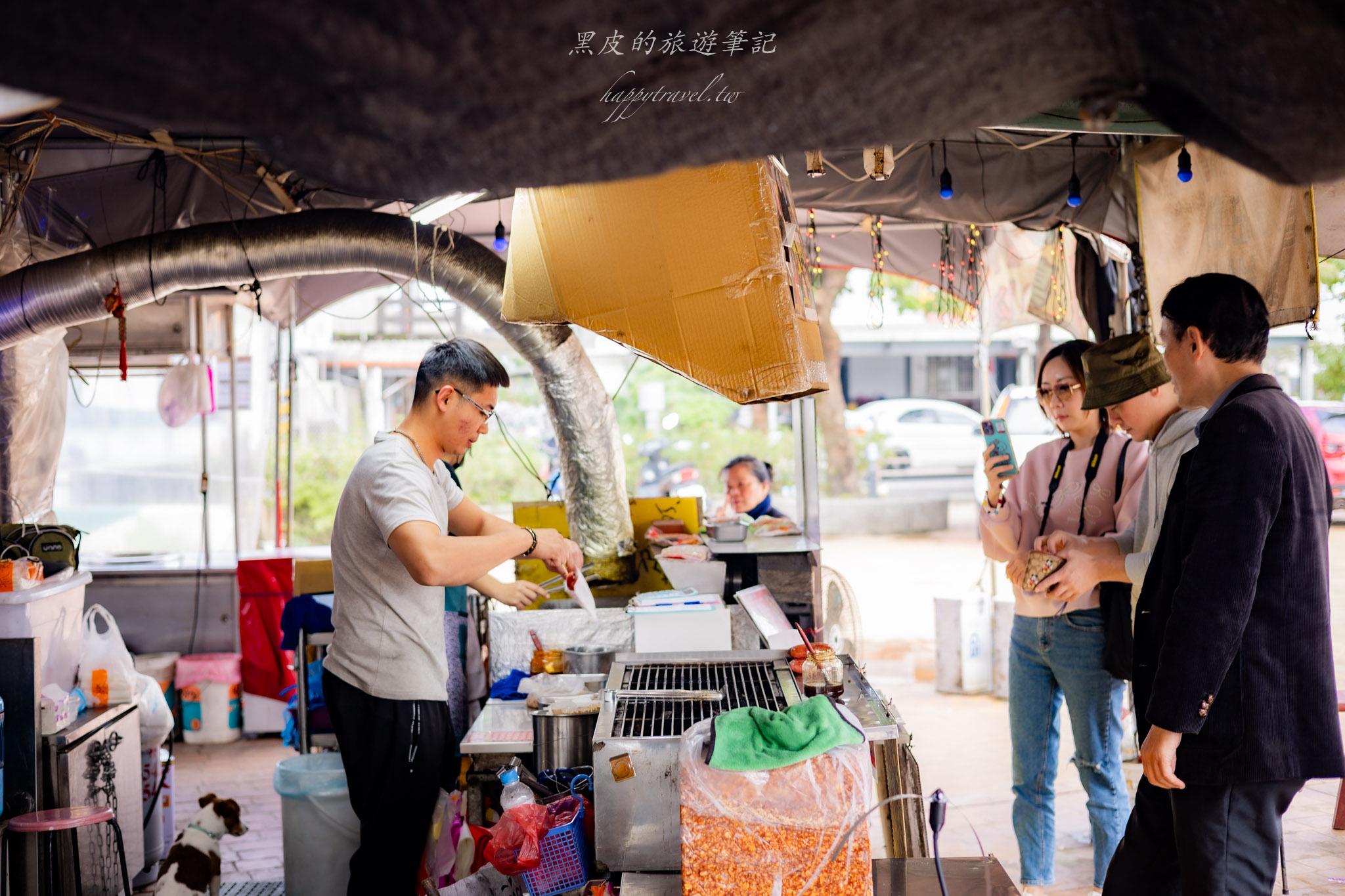 武淵阿月婆婆蔥油餅香腸｜宜蘭冬山老饕最愛的隱藏版美食，花生捲大腸包小腸。冬山美食