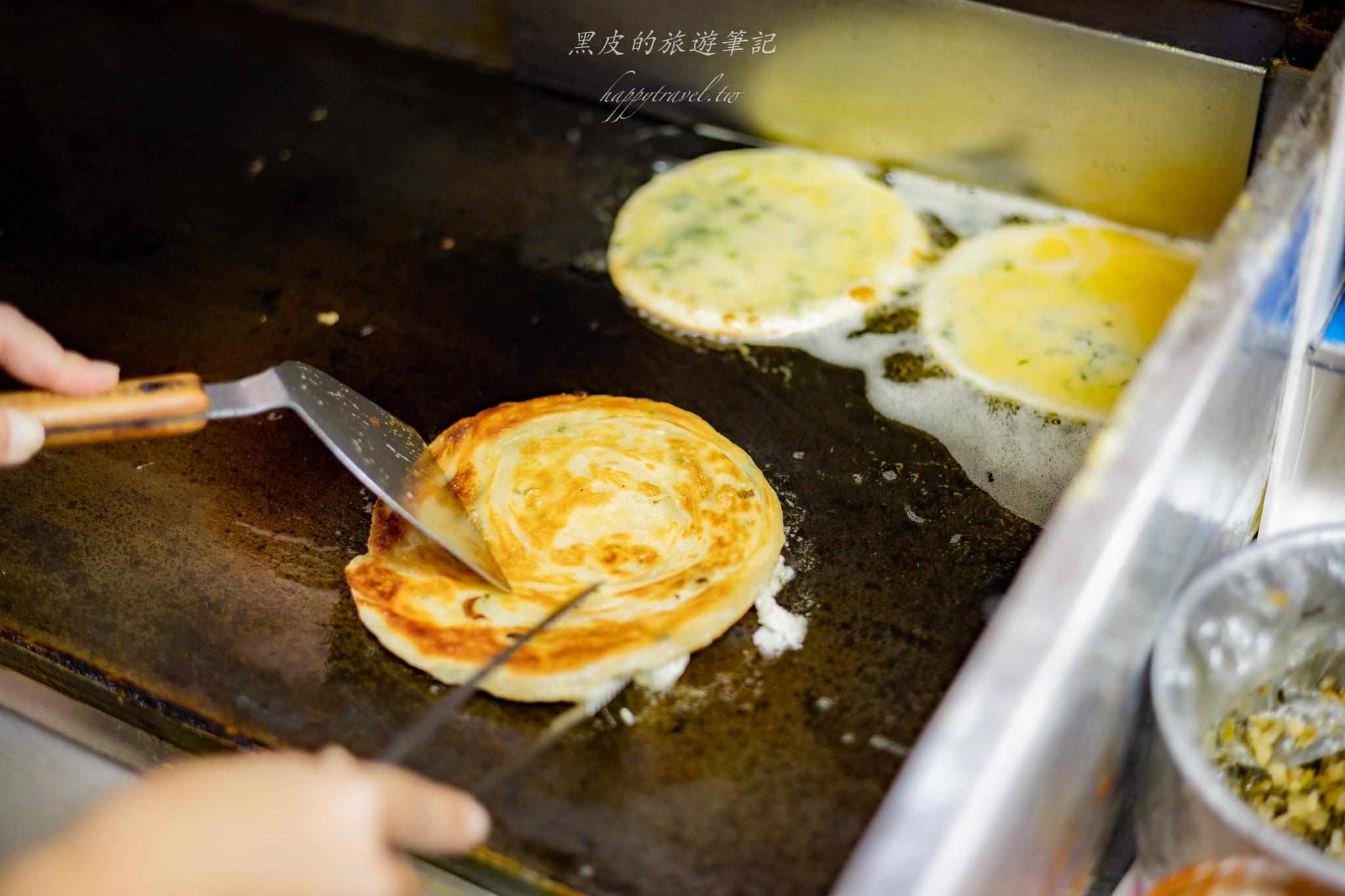 武淵阿月婆婆蔥油餅香腸｜宜蘭冬山老饕最愛的隱藏版美食，花生捲大腸包小腸。冬山美食