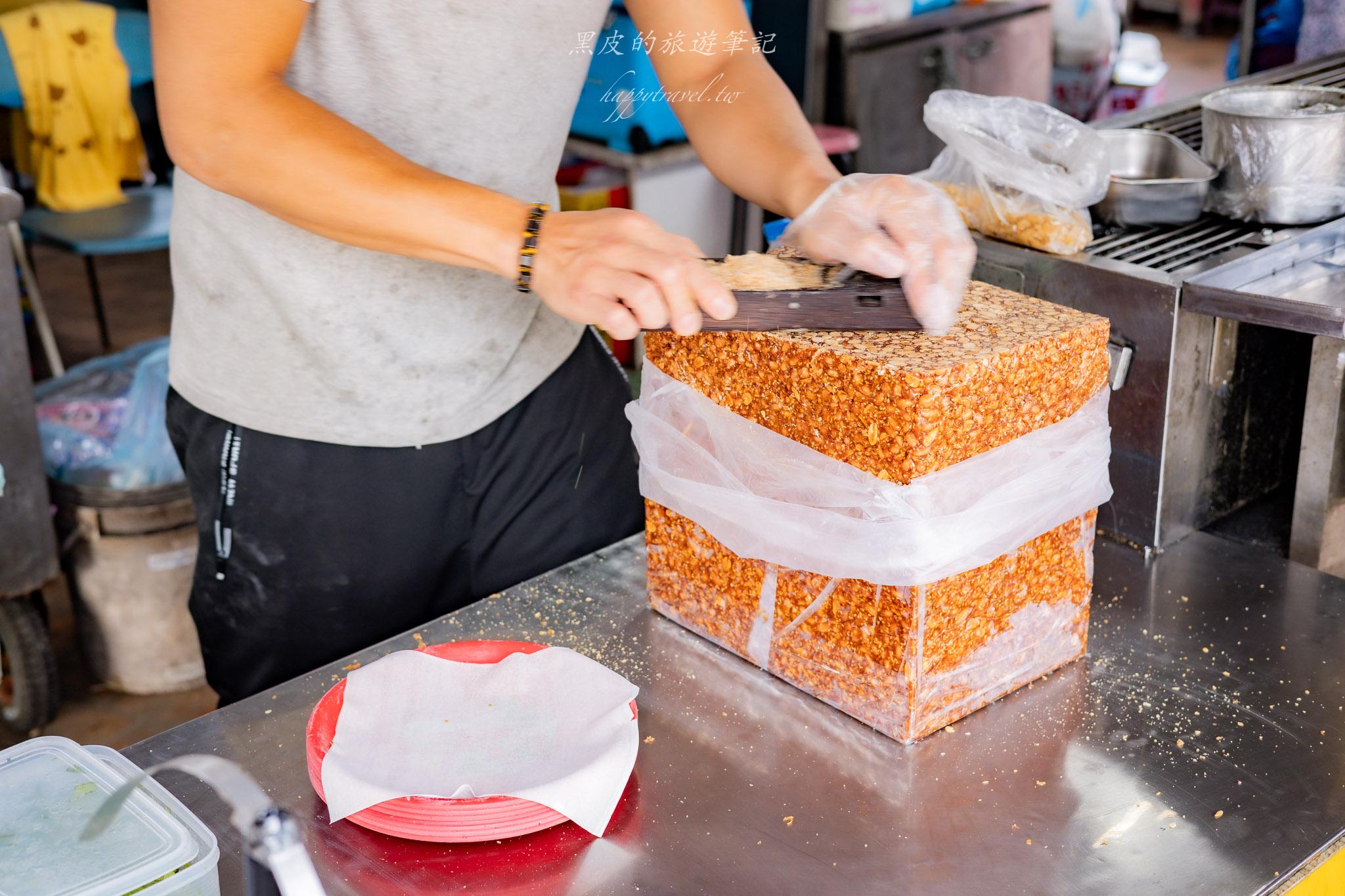 武淵阿月婆婆蔥油餅香腸｜宜蘭冬山老饕最愛的隱藏版美食，花生捲大腸包小腸。冬山美食