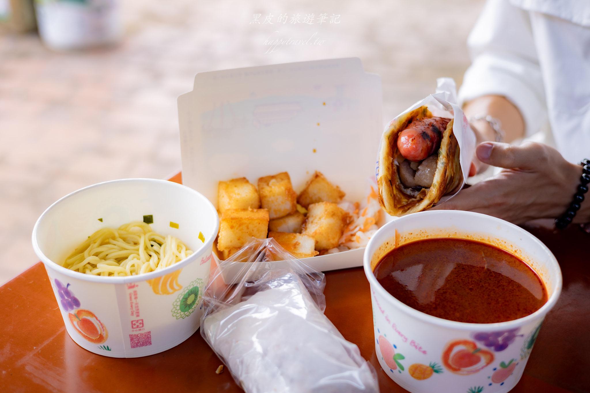 武淵阿月婆婆蔥油餅香腸｜宜蘭冬山老饕最愛的隱藏版美食，花生捲大腸包小腸。冬山美食