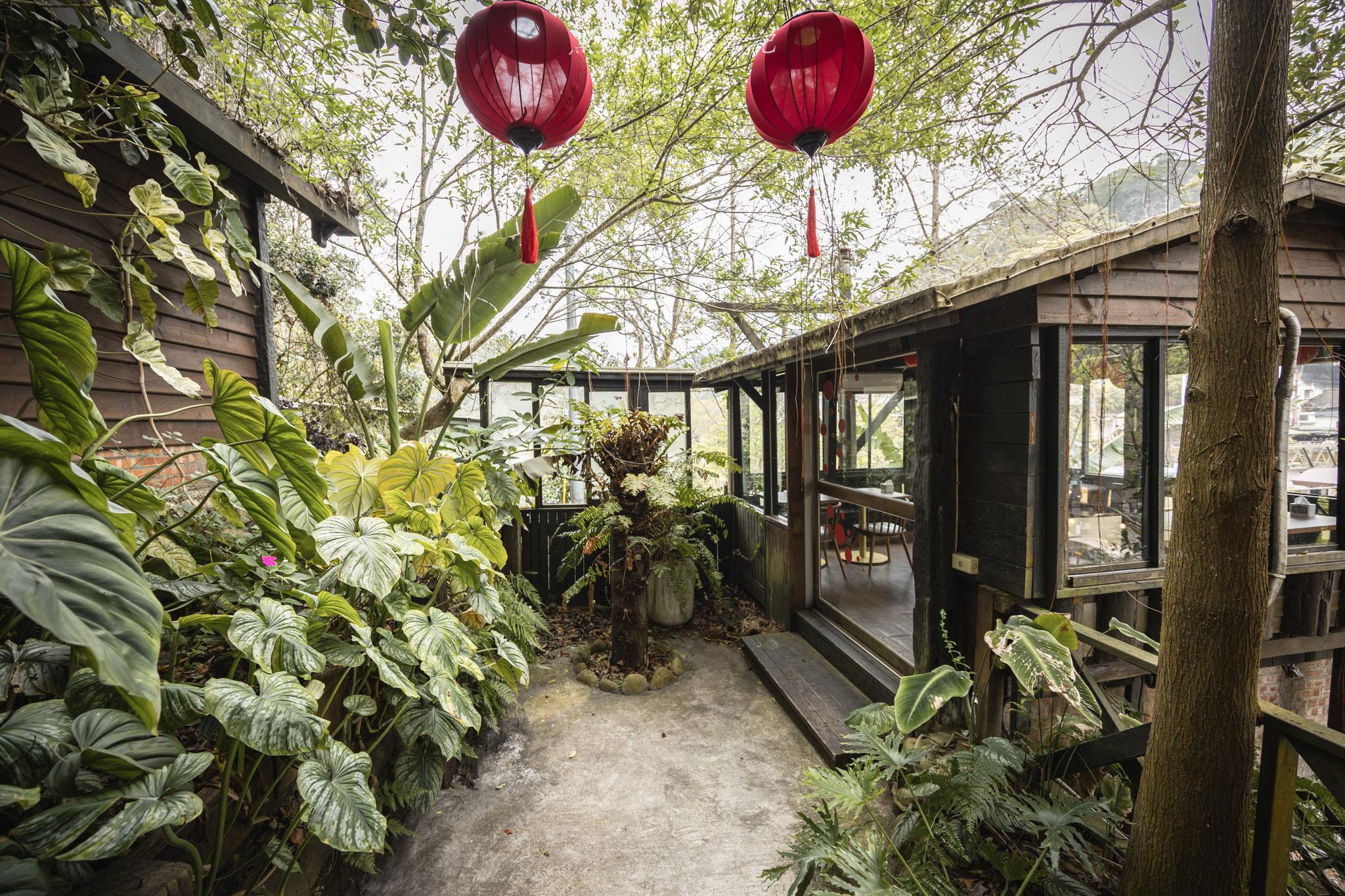 苗栗兩天一日行程|充滿美學苗栗露營區、接近大自然的鐵道自行車、被綠林圍繞的鐵道餐廳|苗栗景點推薦 84 三丘景觀餐廳 3 Hills café