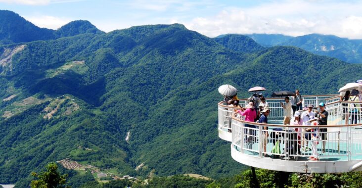 【南投新景點推薦】高空觀景步道。南投熱門景點。IG拍照打卡新地標。讓自己站在群山環繞的國度裡 @黑皮的旅遊筆記